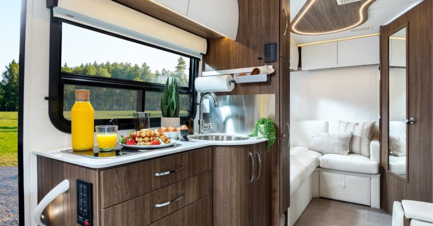 2026 UNITY U24FX by LEISURE TRAVEL VAN - Image 6