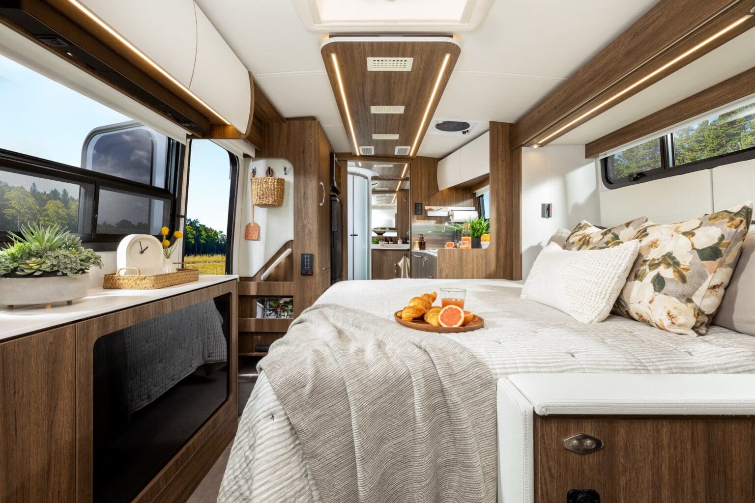 2026 WONDER W24MBL by LEISURE TRAVEL VAN - Image 3