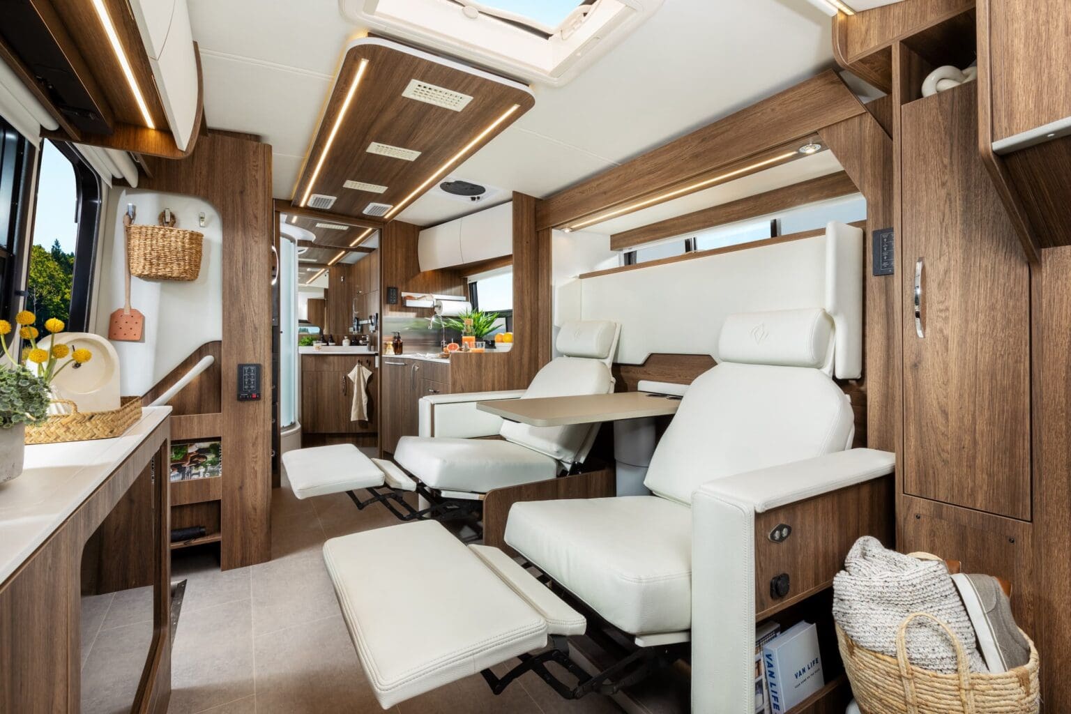 2026 WONDER W24MBL by LEISURE TRAVEL VAN - Image 4