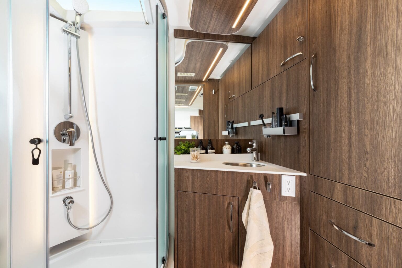 2026 WONDER W24MBL by LEISURE TRAVEL VAN - Image 8