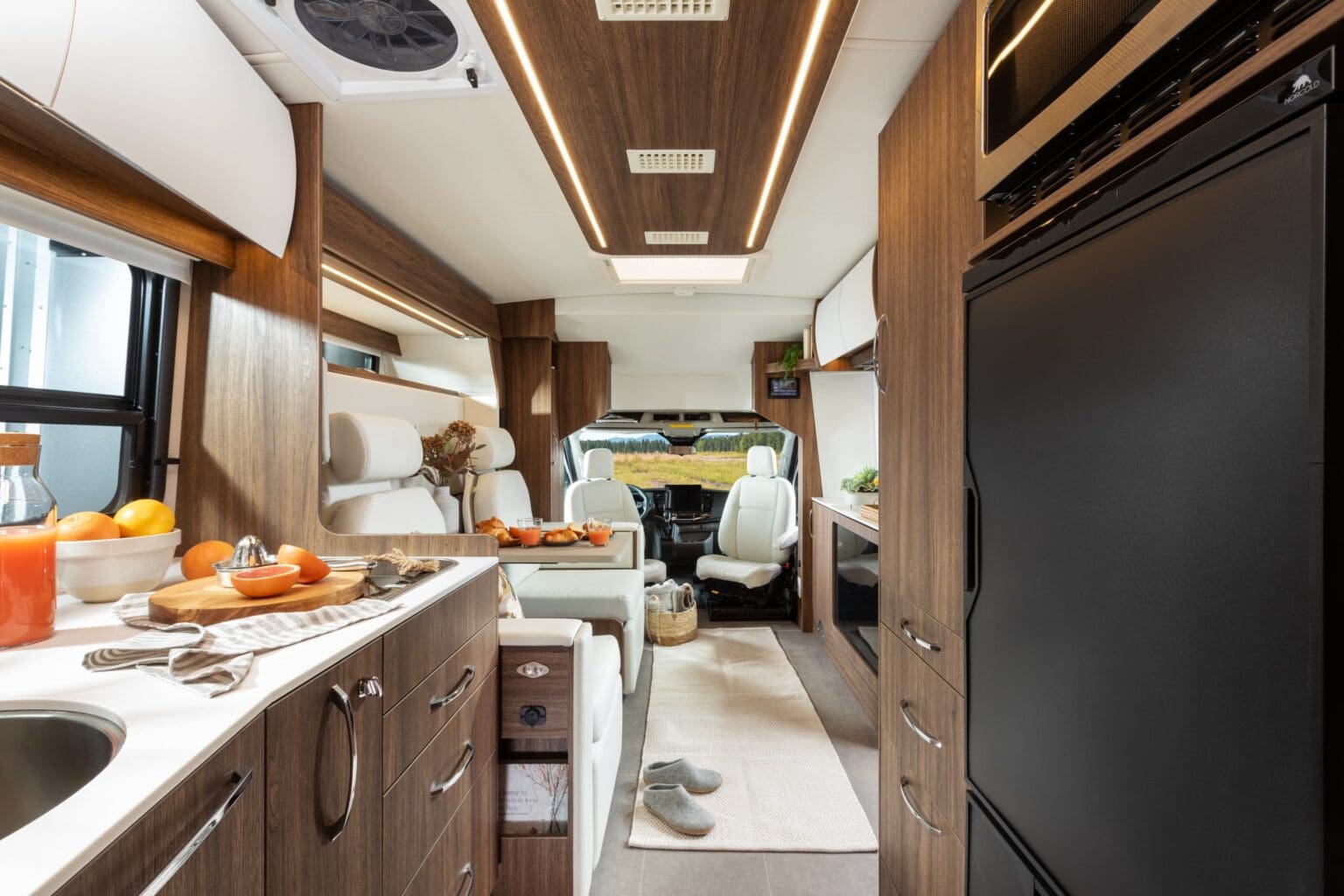 2026 WONDER W24MBL by LEISURE TRAVEL VAN - Image 9