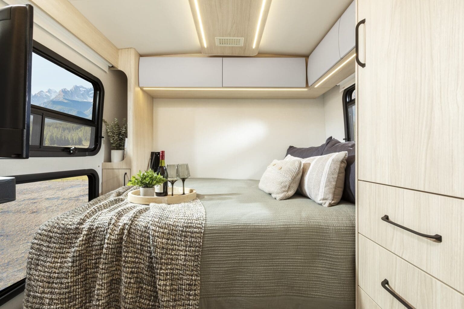 2026 WONDER W24RL by LEISURE TRAVEL VAN - Image 5