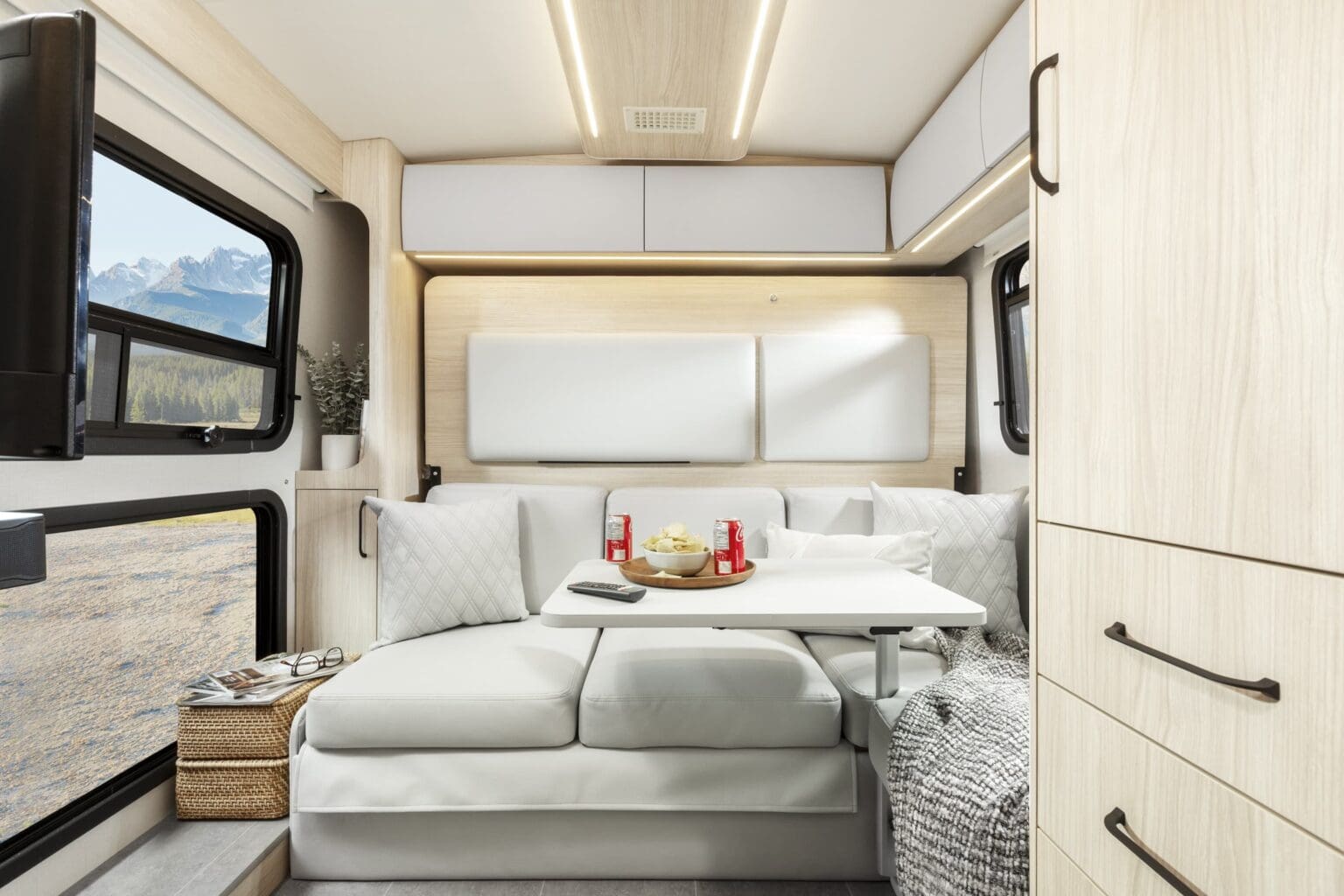 2026 WONDER W24RL by LEISURE TRAVEL VAN - Image 6