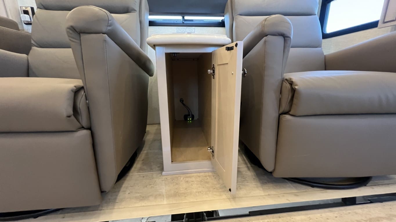 2021 DUTCHSTAR 4328 by NEWMAR - Image 32