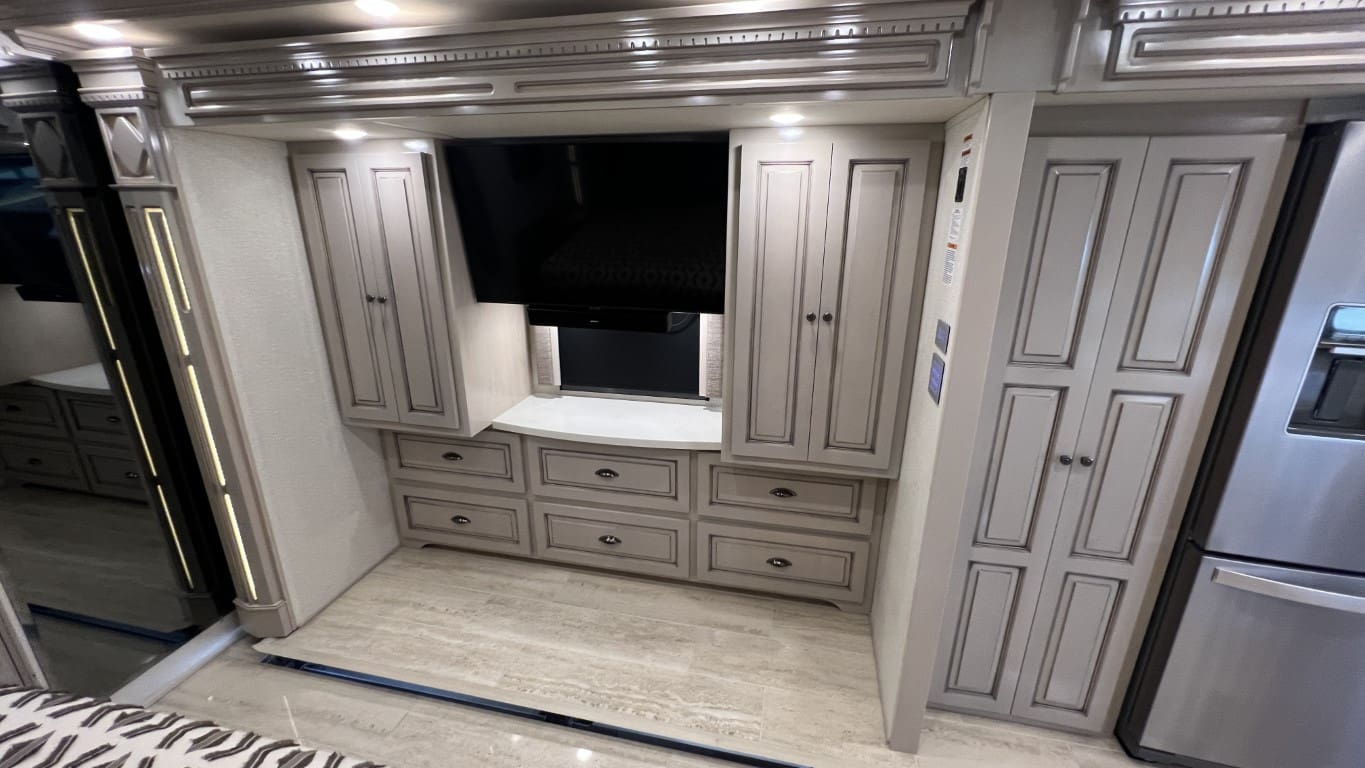 2021 DUTCHSTAR 4328 by NEWMAR - Image 42