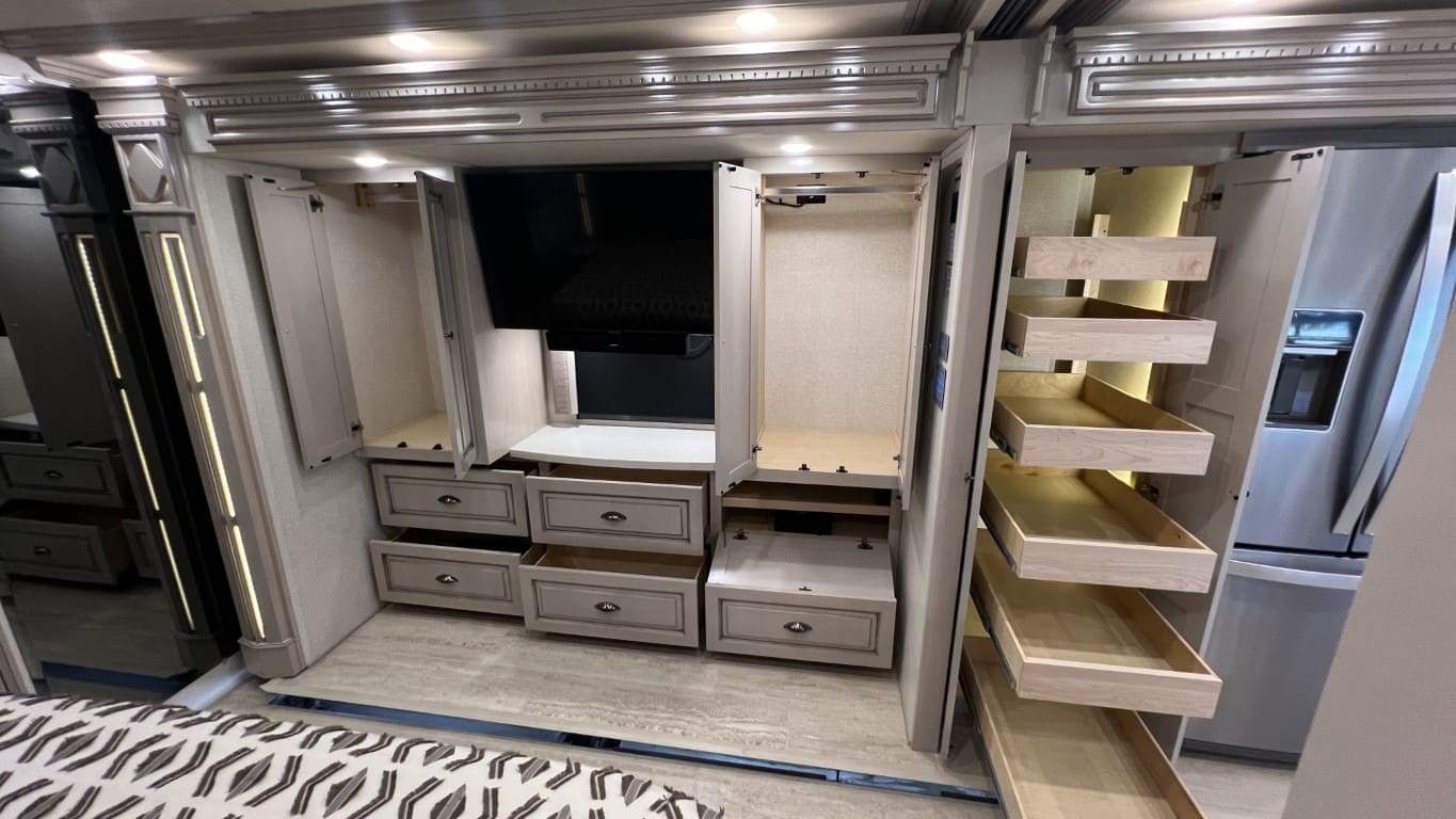 2021 DUTCHSTAR 4328 by NEWMAR - Image 43