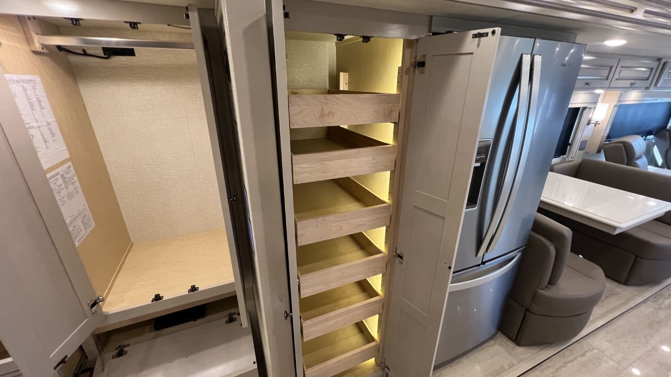 2021 DUTCHSTAR 4328 by NEWMAR - Image 44