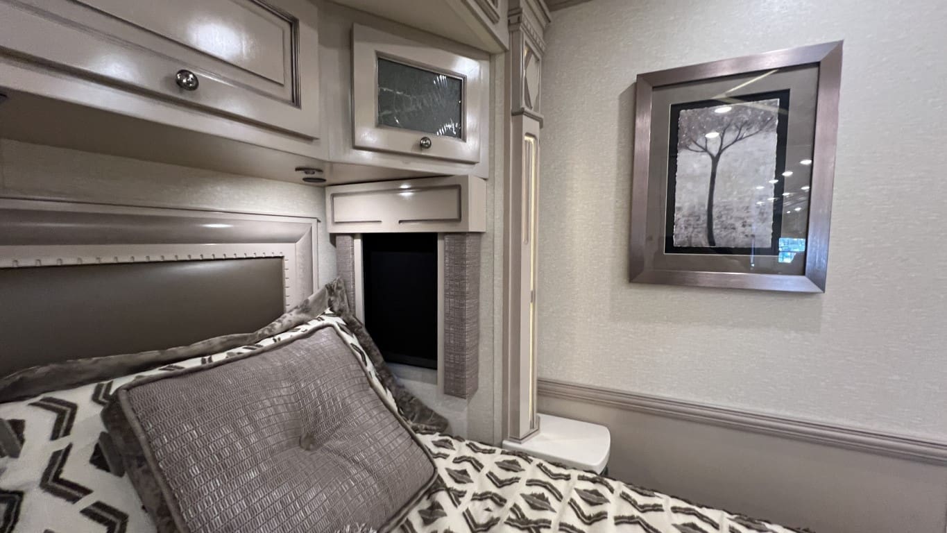 2021 DUTCHSTAR 4328 by NEWMAR - Image 47