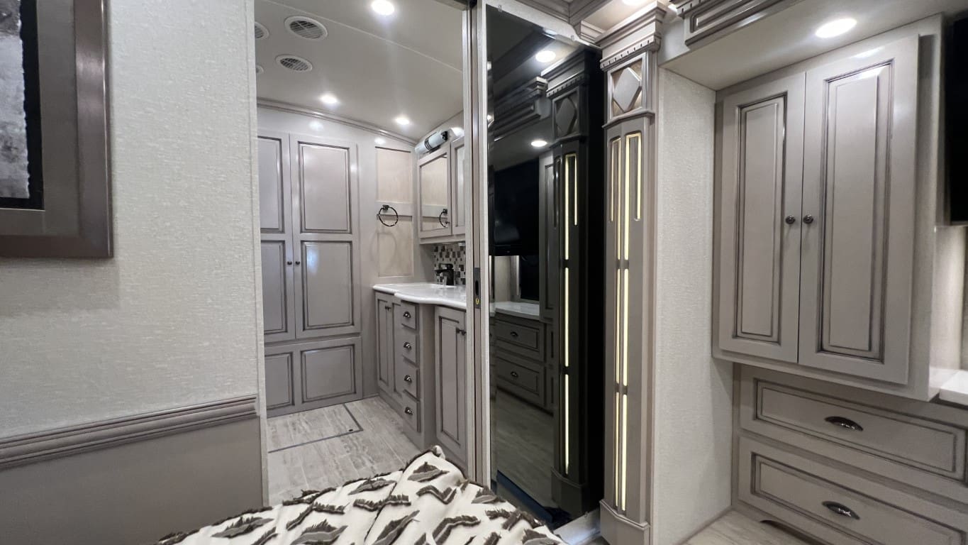 2021 DUTCHSTAR 4328 by NEWMAR - Image 48