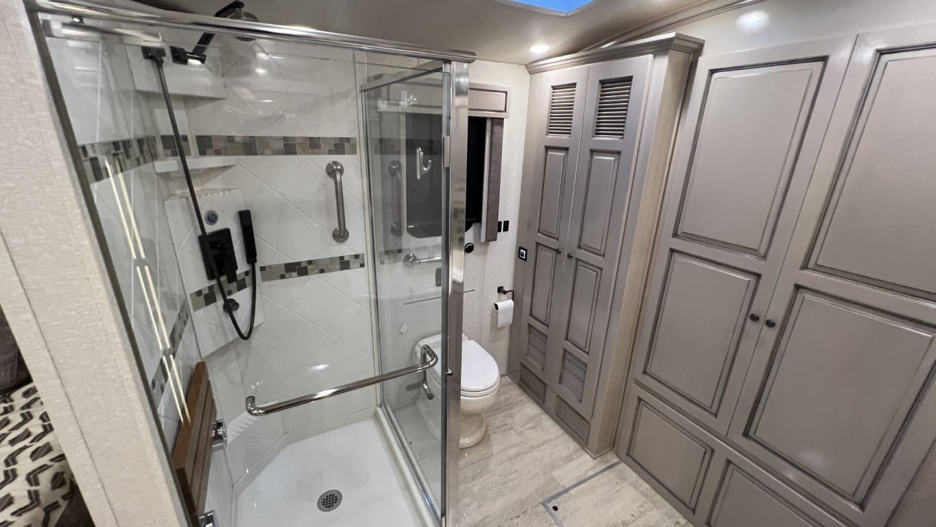 2021 DUTCHSTAR 4328 by NEWMAR - Image 51