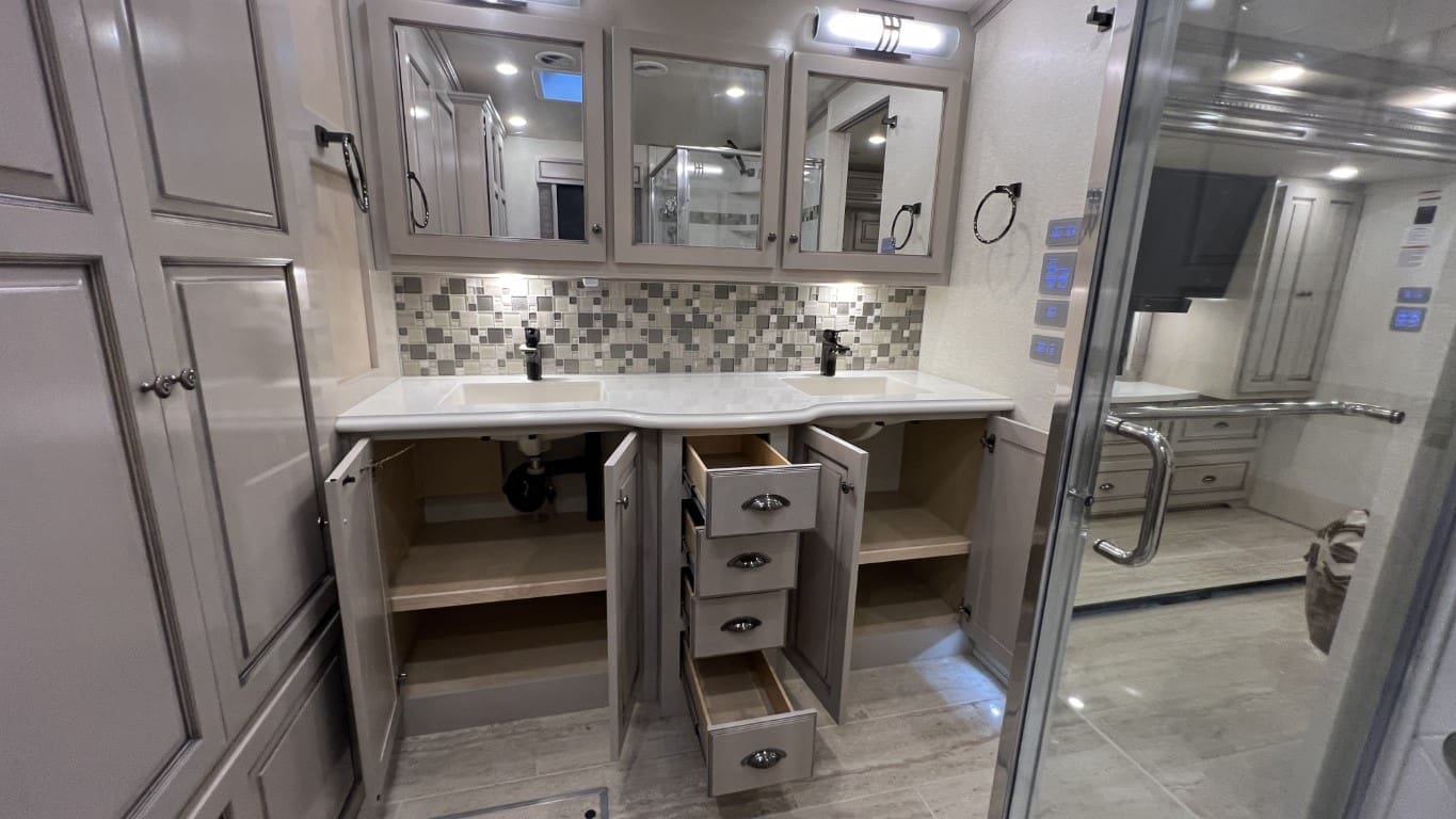 2021 DUTCHSTAR 4328 by NEWMAR - Image 53