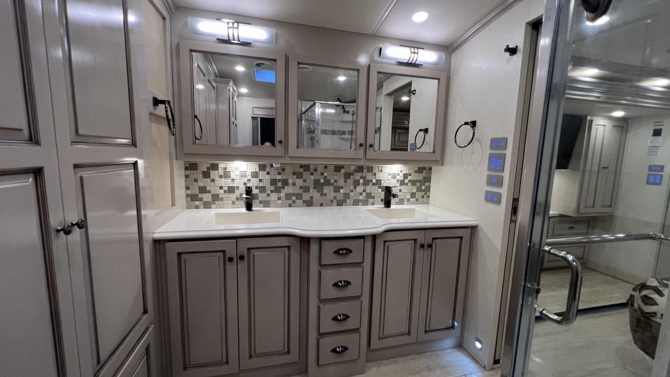 2021 DUTCHSTAR 4328 by NEWMAR - Image 54