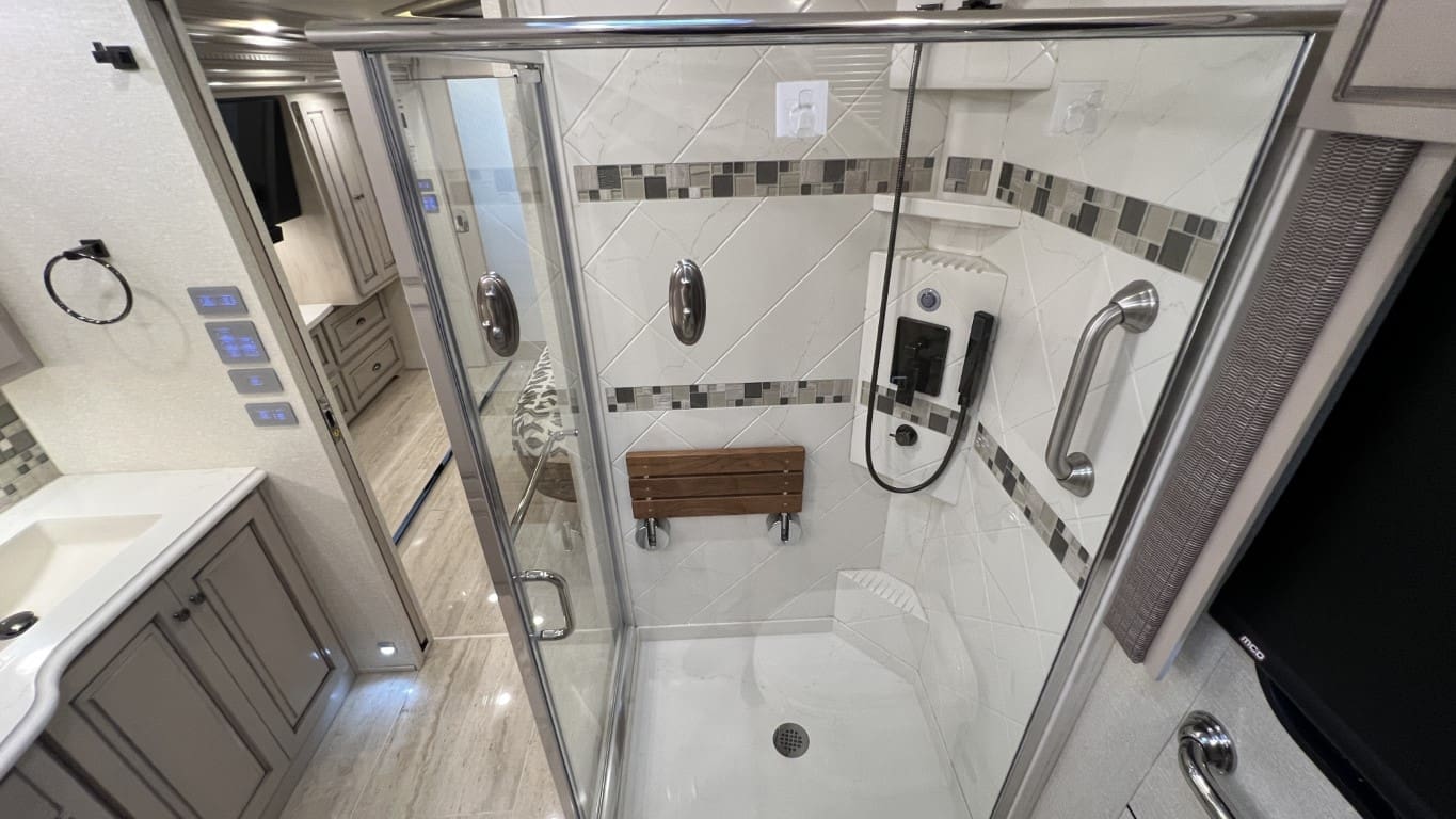 2021 DUTCHSTAR 4328 by NEWMAR - Image 55