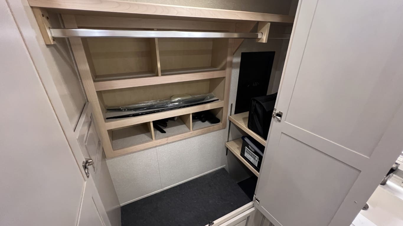 2021 DUTCHSTAR 4328 by NEWMAR - Image 56