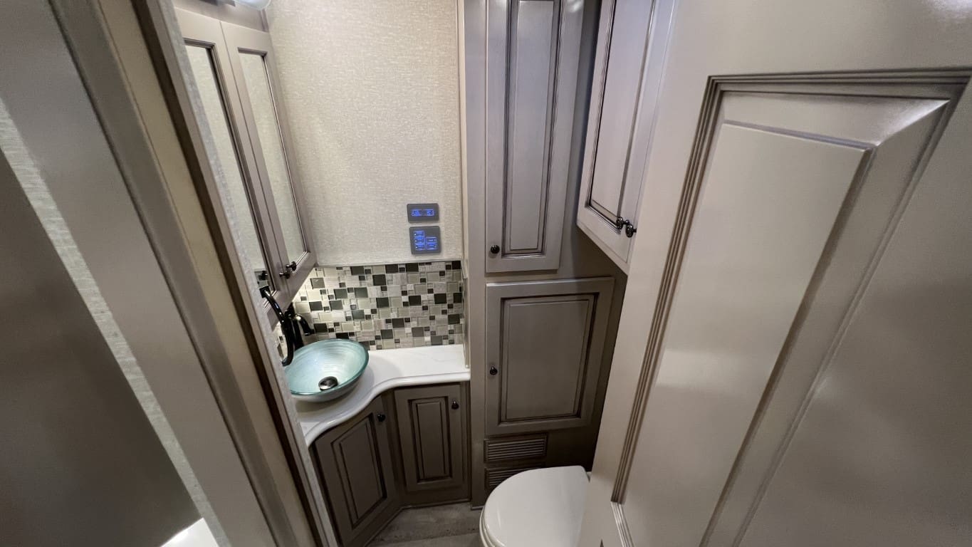 2021 DUTCHSTAR 4328 by NEWMAR - Image 61