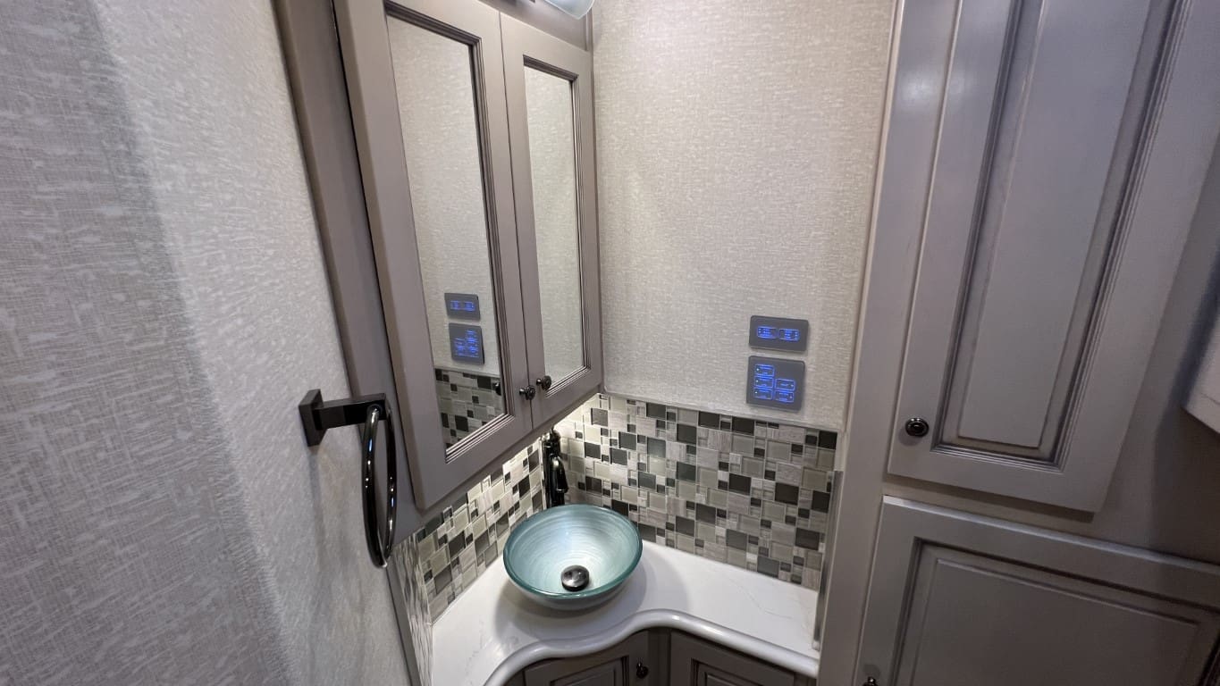 2021 DUTCHSTAR 4328 by NEWMAR - Image 62