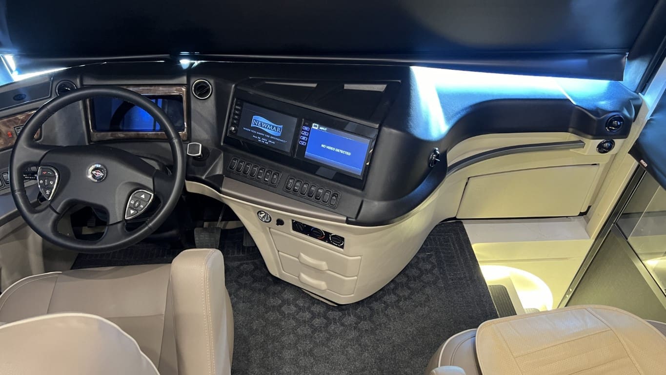 2021 DUTCHSTAR 4328 by NEWMAR - Image 69