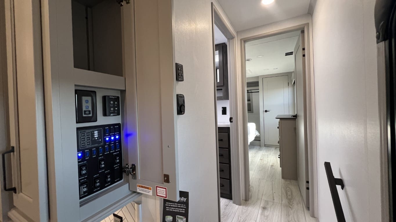 2025 HC MONTANA 381TB by KEYSTONE - Image 40