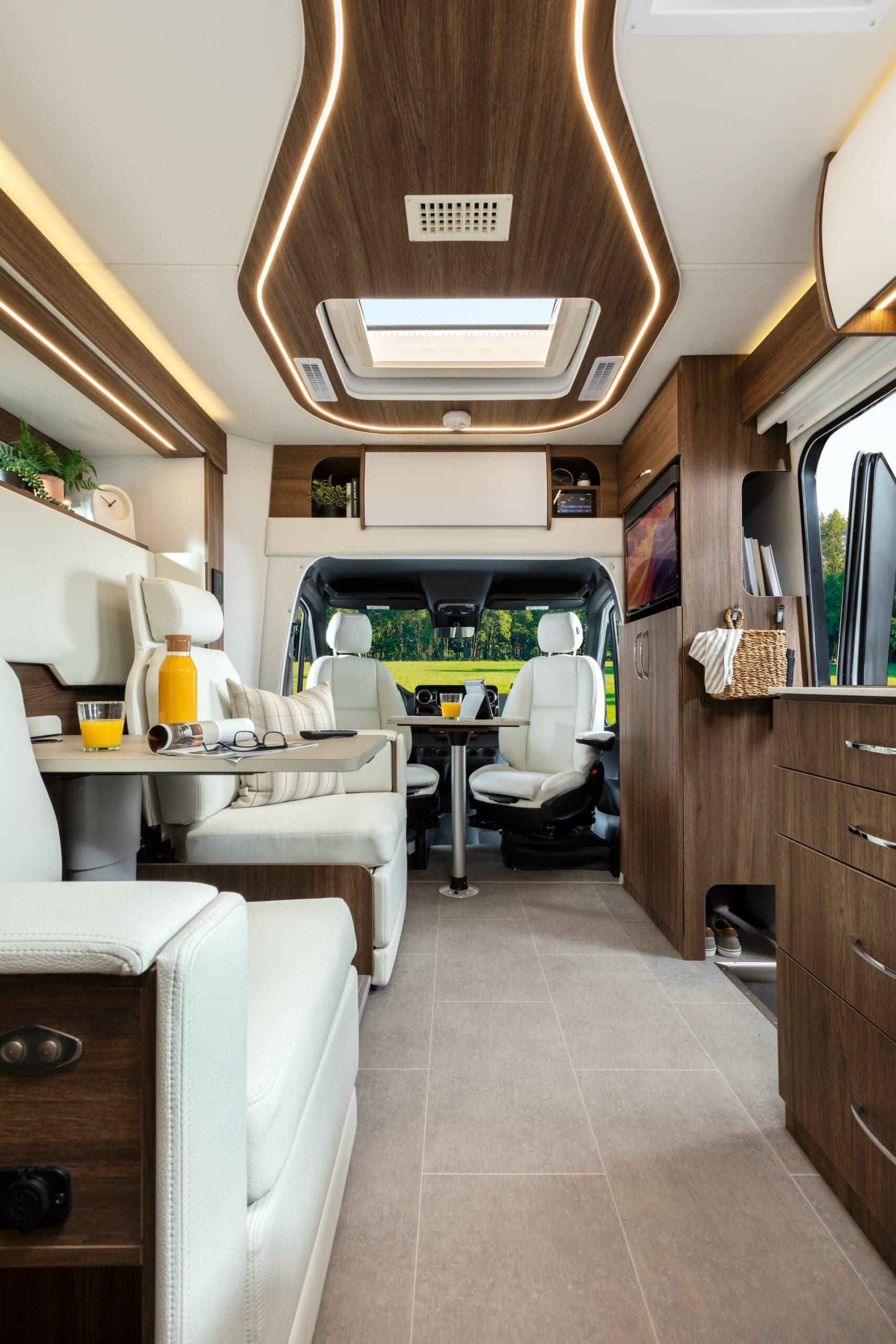 2026 UNITY U24FX by LEISURE TRAVEL VAN - Image 3