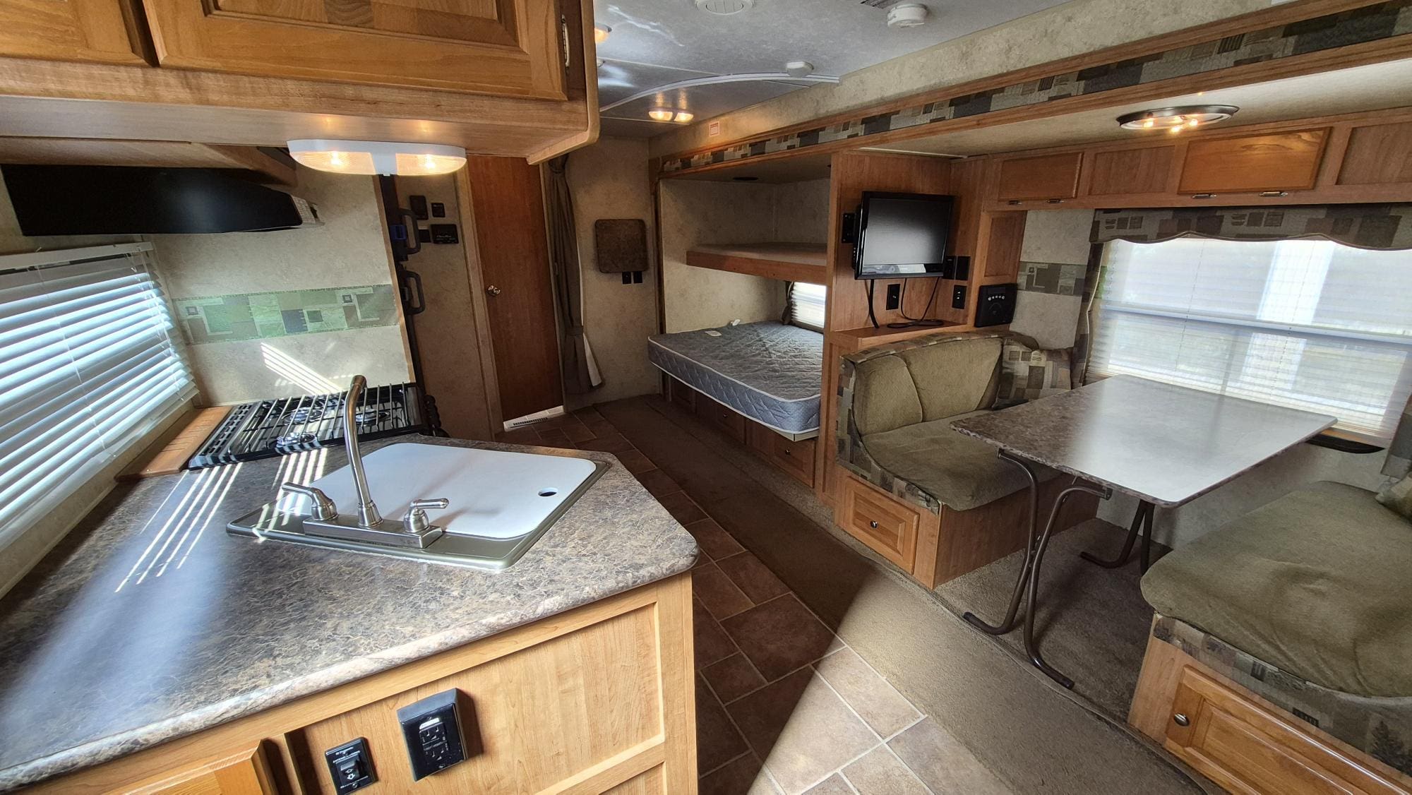 2011 FLAGSTAFF 25BHS by FOREST RIVER - Image 6