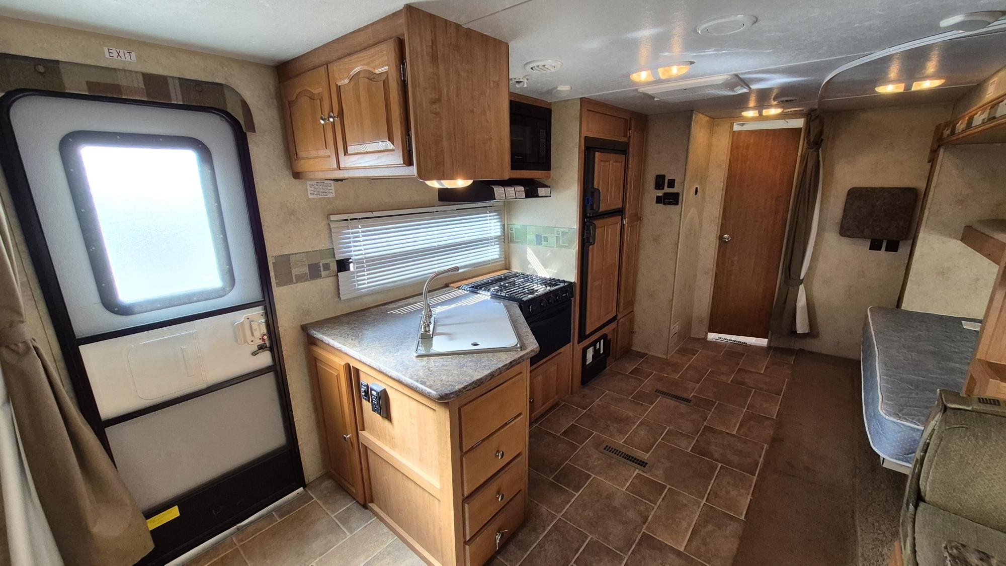 2011 FLAGSTAFF 25BHS by FOREST RIVER - Image 7