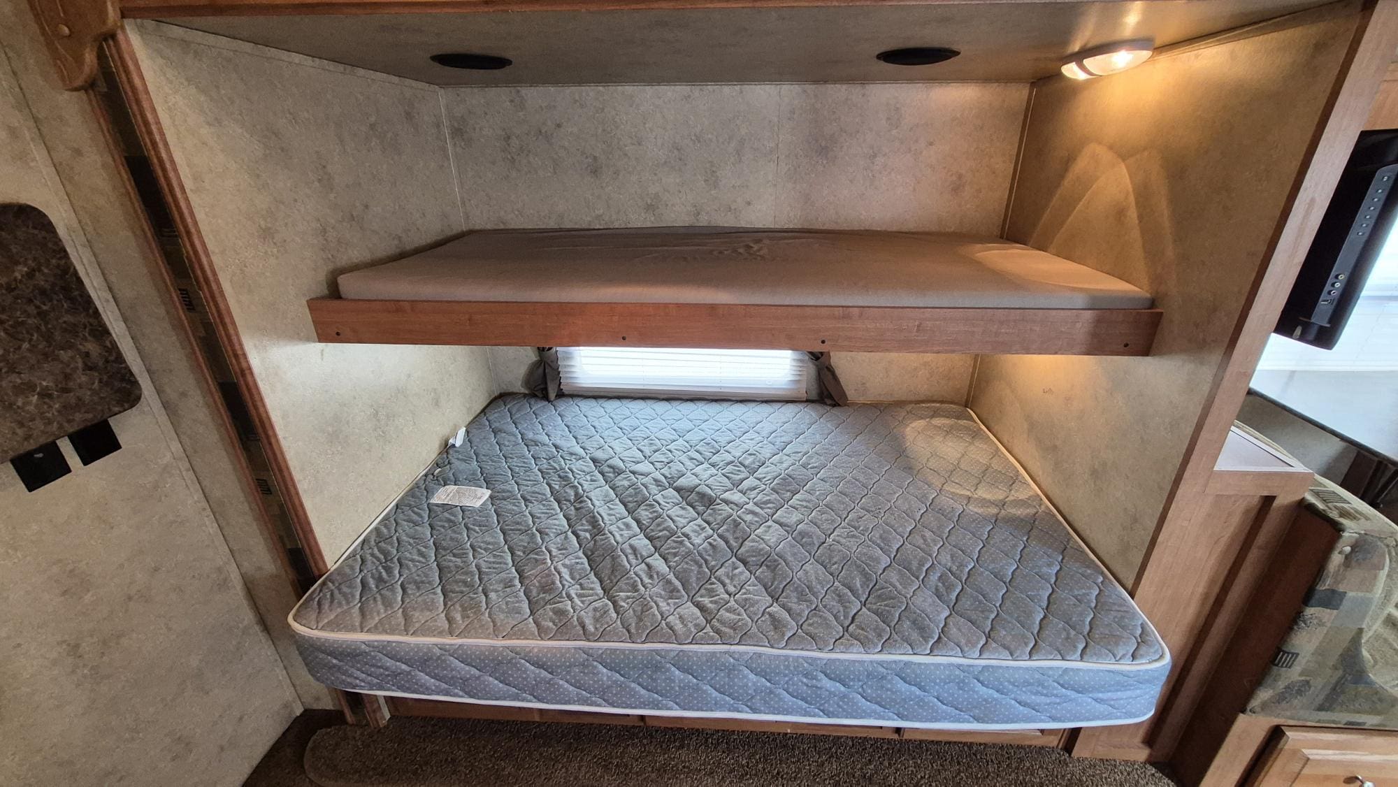 2011 FLAGSTAFF 25BHS by FOREST RIVER - Image 10