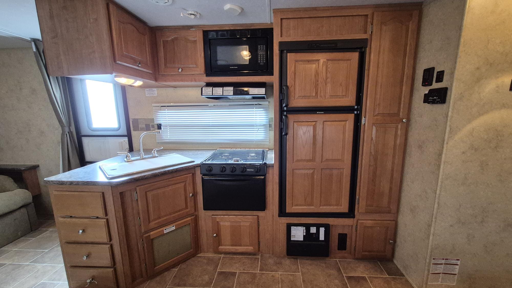 2011 FLAGSTAFF 25BHS by FOREST RIVER - Image 15