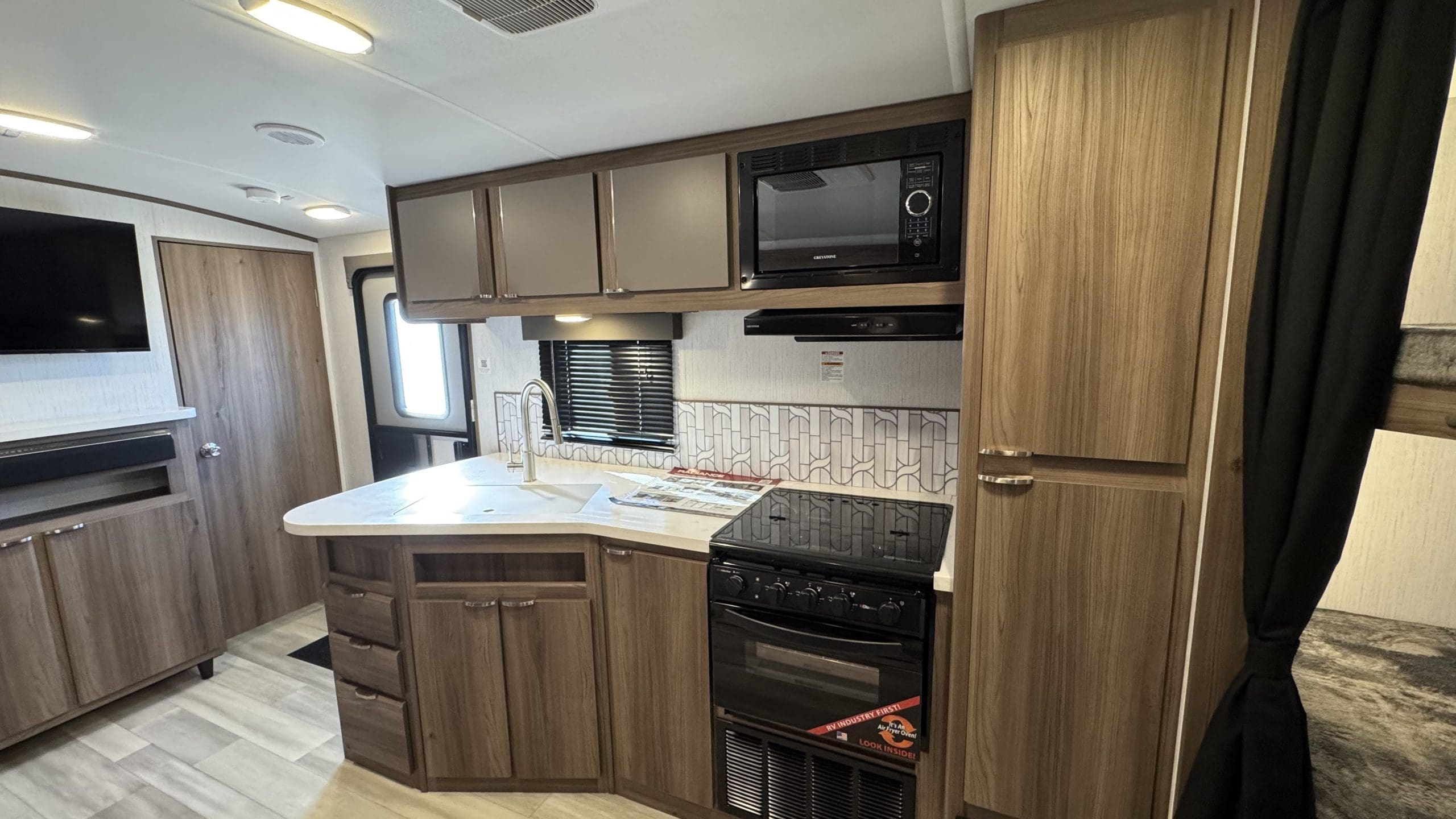 2023 RADIANCE 25BH by CRUISER RV - Image 13