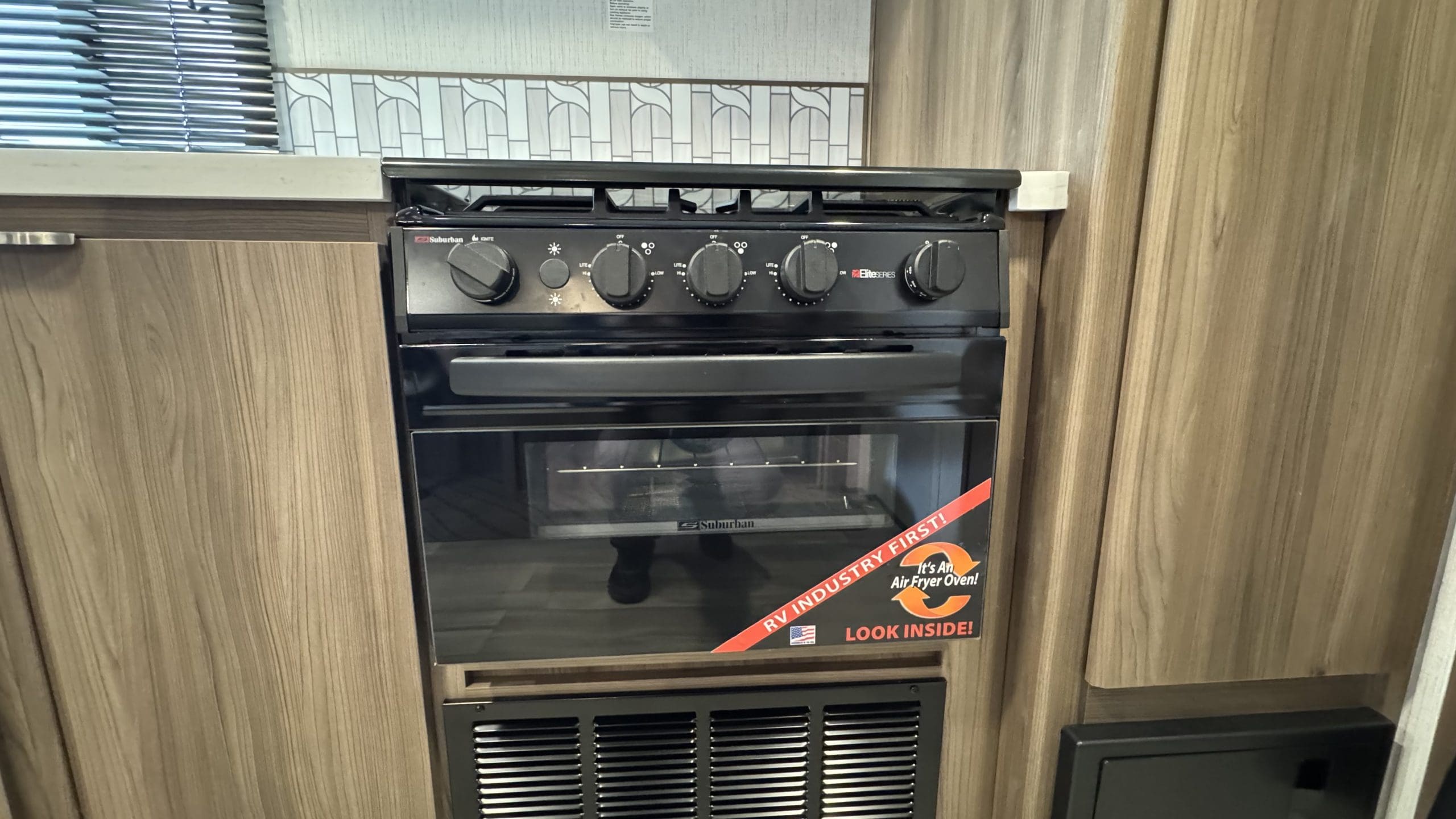 2023 RADIANCE 25BH by CRUISER RV - Image 17