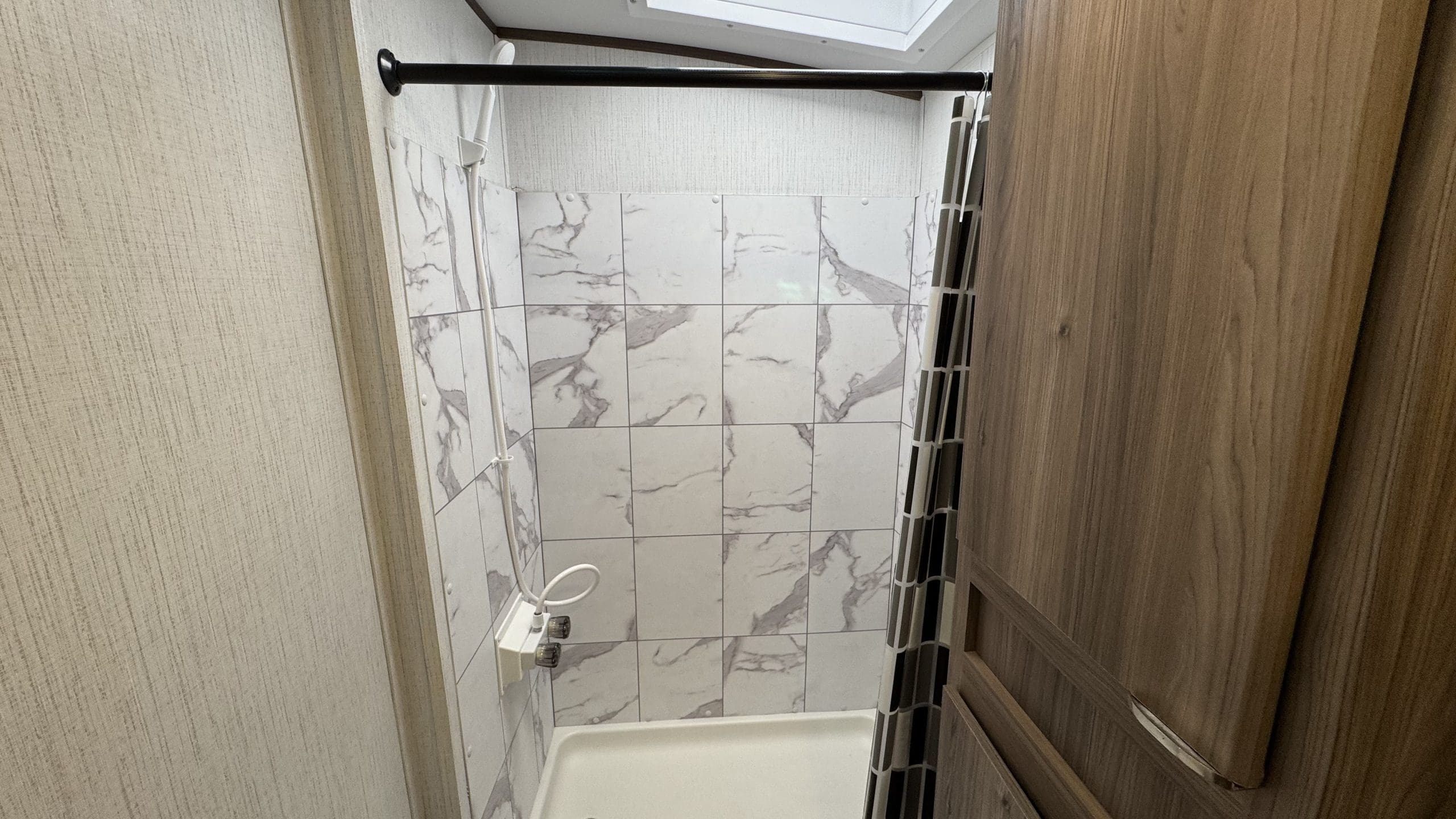 2023 RADIANCE 25BH by CRUISER RV - Image 23