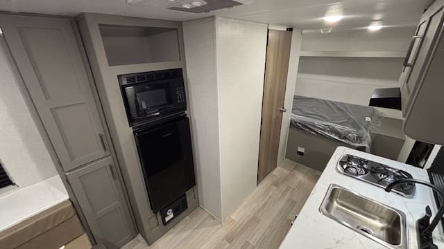 2026 HIDEOUT 177RD by KEYSTONE - Image 9