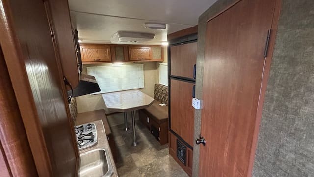 2017 EXPRESS E19QBH by TRAVEL LITE - Image 6