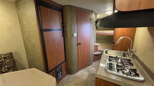 2017 EXPRESS E19QBH by TRAVEL LITE - Image 8