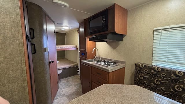 2017 EXPRESS E19QBH by TRAVEL LITE - Image 9