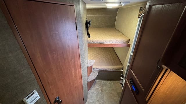 2017 EXPRESS E19QBH by TRAVEL LITE - Image 13