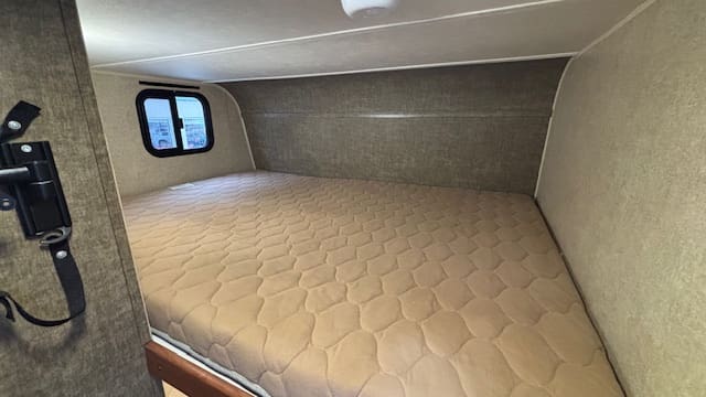 2017 EXPRESS E19QBH by TRAVEL LITE - Image 14