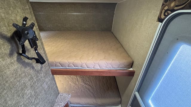 2017 EXPRESS E19QBH by TRAVEL LITE - Image 16