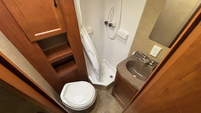 2017 EXPRESS E19QBH by TRAVEL LITE - Image 17