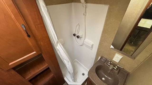 2017 EXPRESS E19QBH by TRAVEL LITE - Image 18