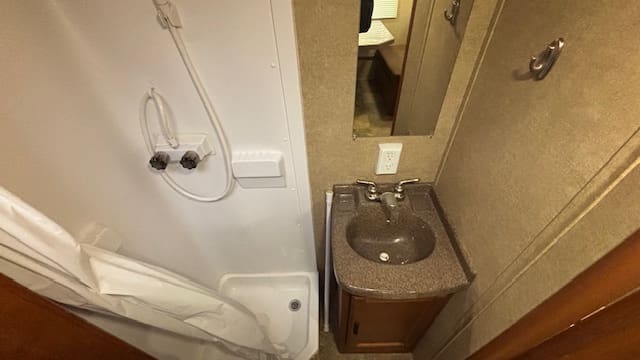 2017 EXPRESS E19QBH by TRAVEL LITE - Image 19