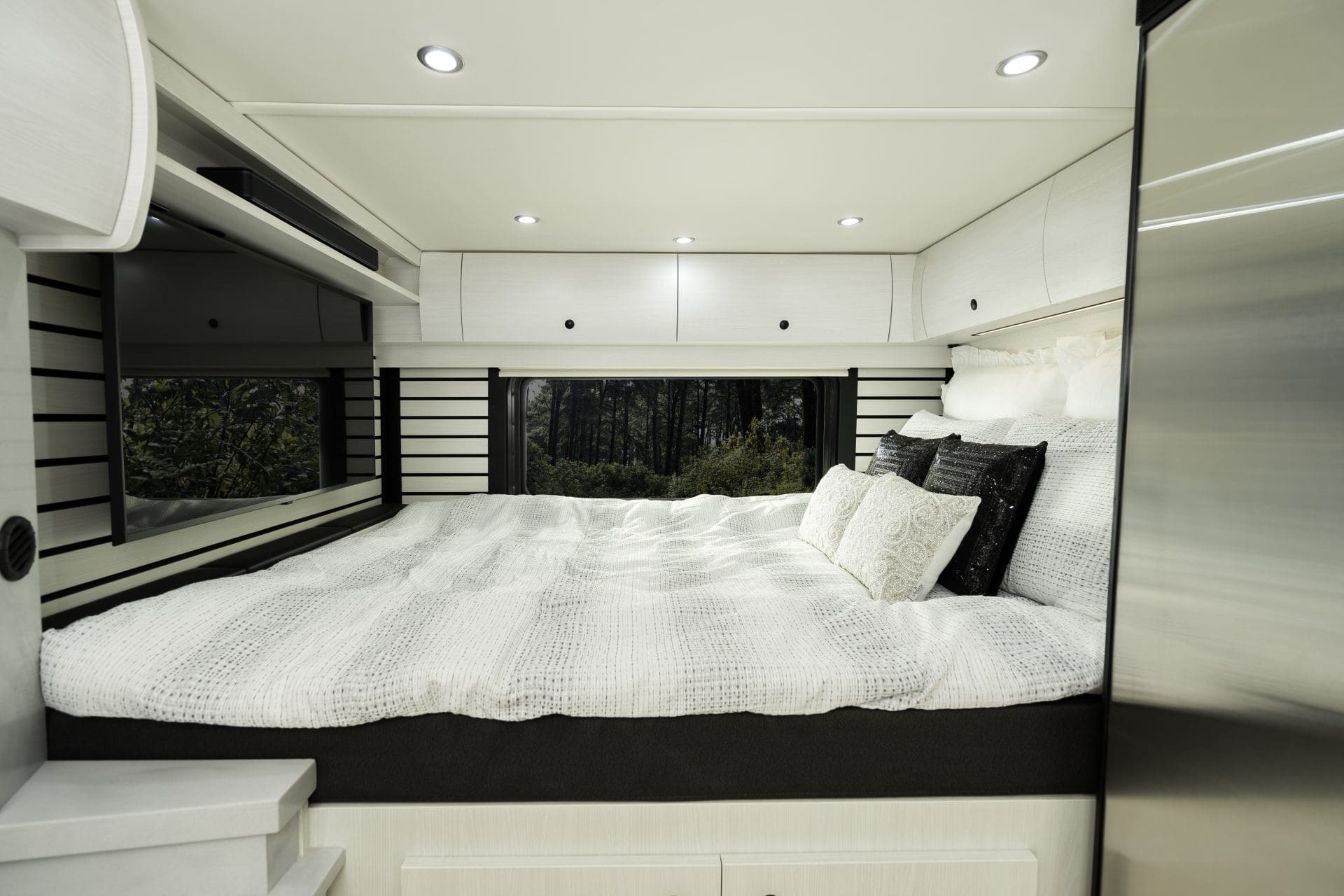 2026 PLEASURE-WAY PLATEAU XLRB by PLEASURE-WAY - Image 3