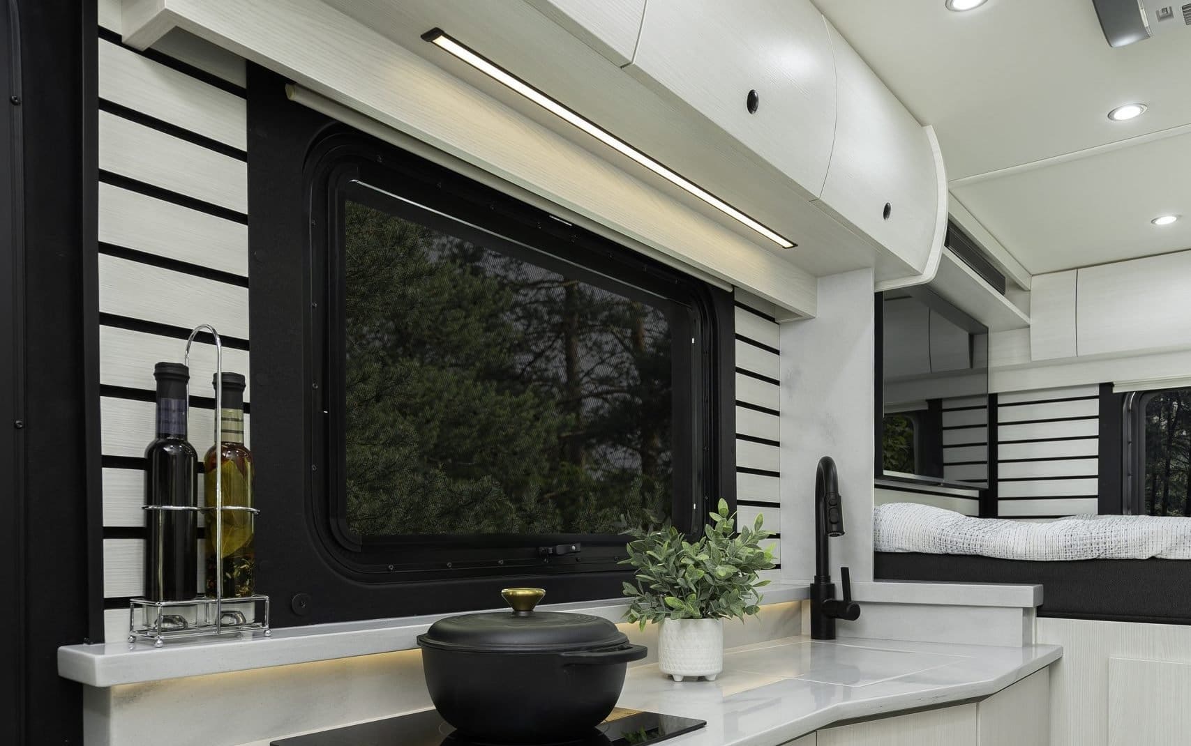 2026 PLEASURE-WAY PLATEAU XLRB by PLEASURE-WAY - Image 4