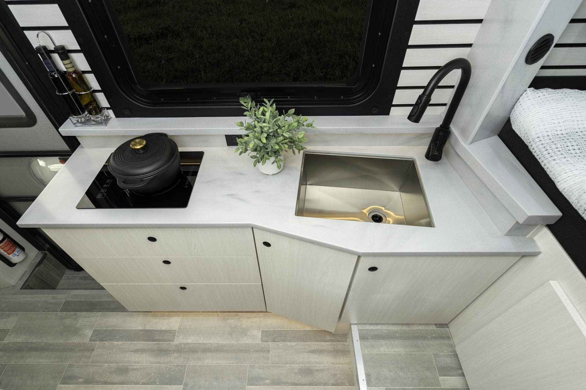 2026 PLEASURE-WAY PLATEAU XLRB by PLEASURE-WAY - Image 5