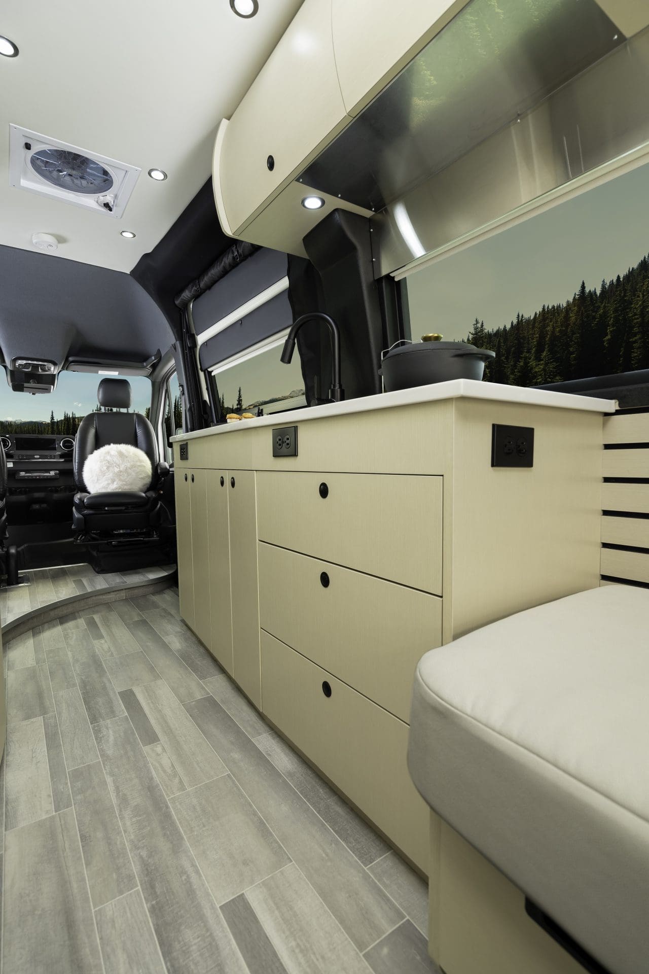 2025 PLEASURE-WAY PLATEAU TW by PLEASURE-WAY - Image 6