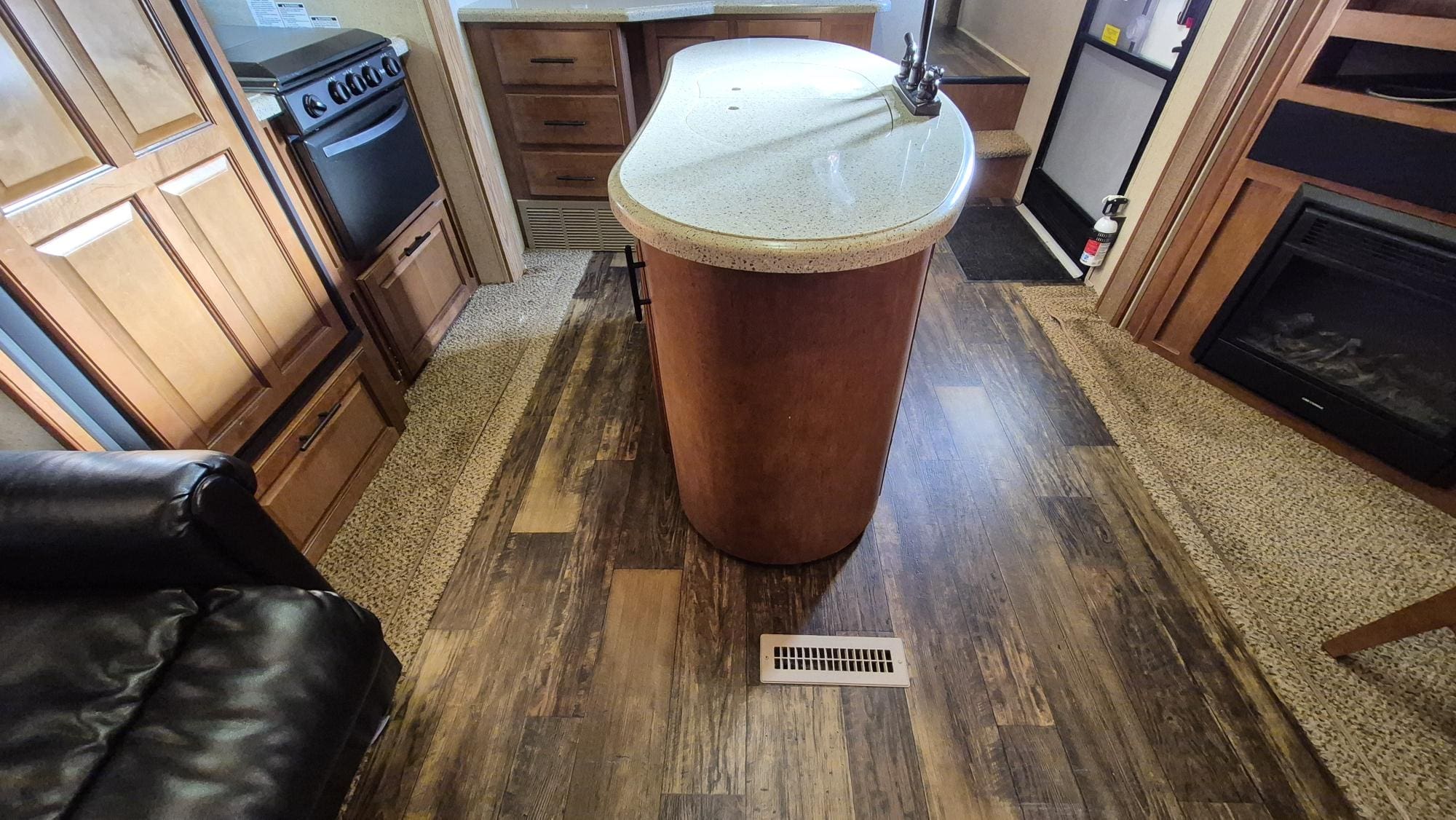 2014 SURVEYOR SVF293RLTS by FOREST RIVER - Image 10