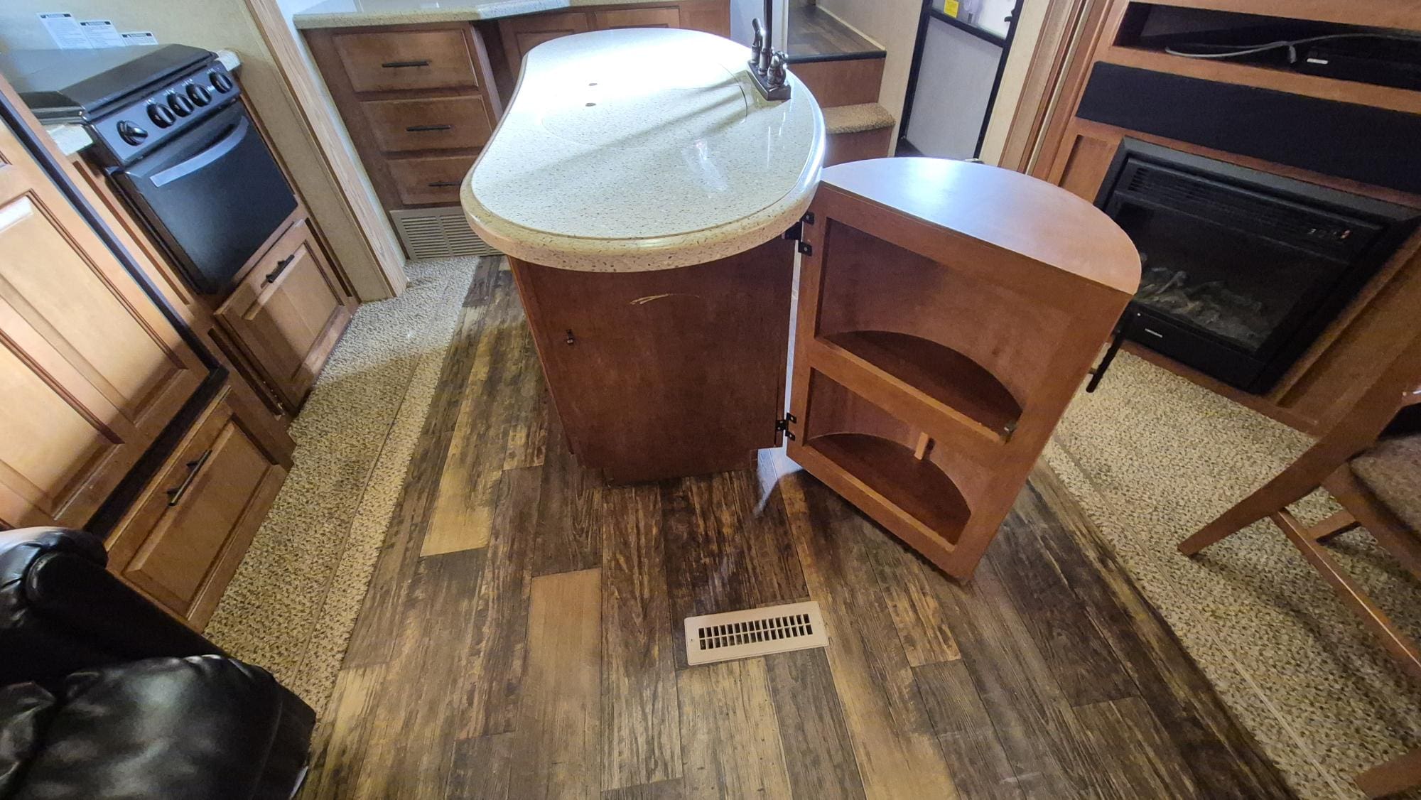 2014 SURVEYOR SVF293RLTS by FOREST RIVER - Image 11