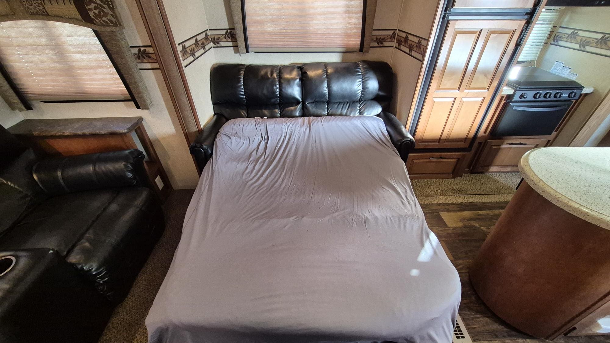 2014 SURVEYOR SVF293RLTS by FOREST RIVER - Image 16