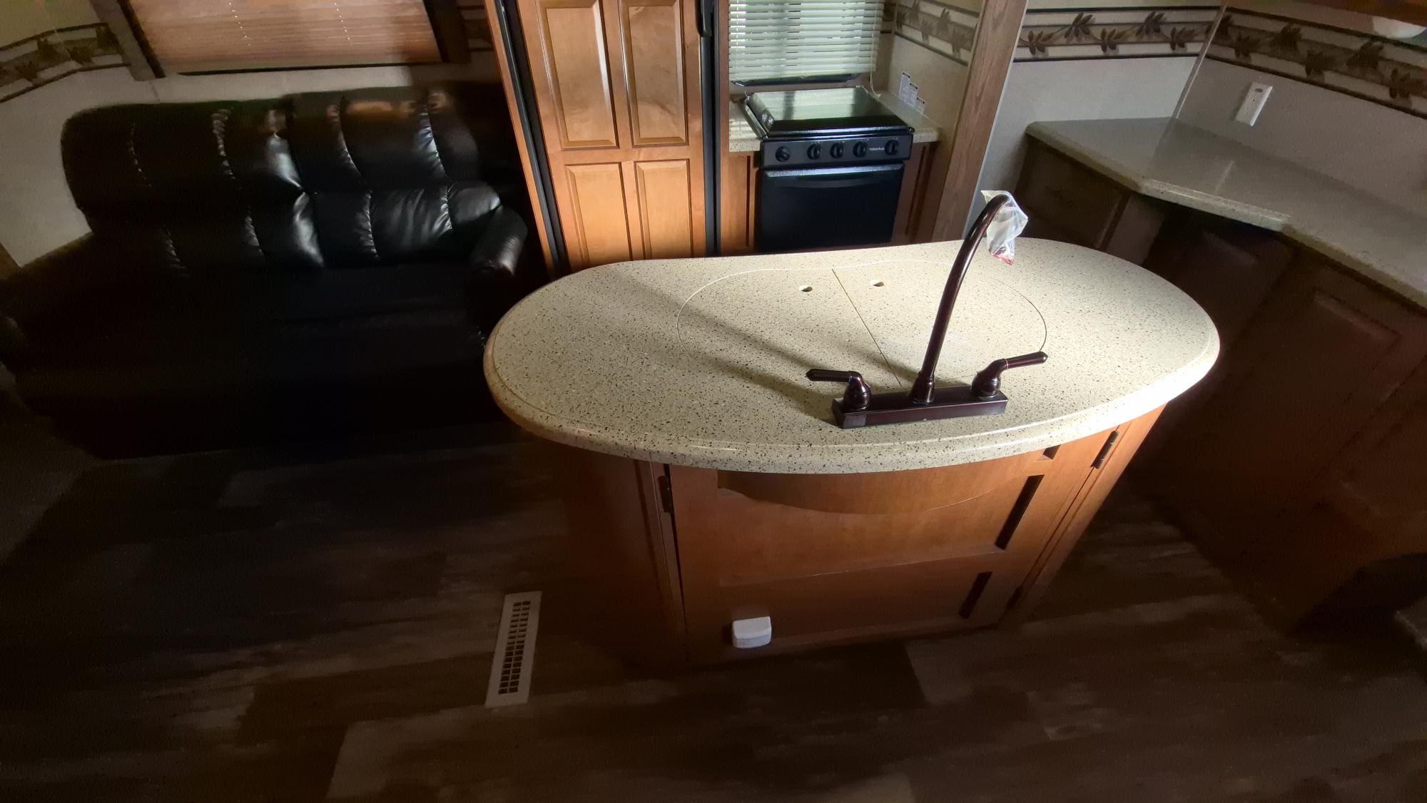 2014 SURVEYOR SVF293RLTS by FOREST RIVER - Image 17