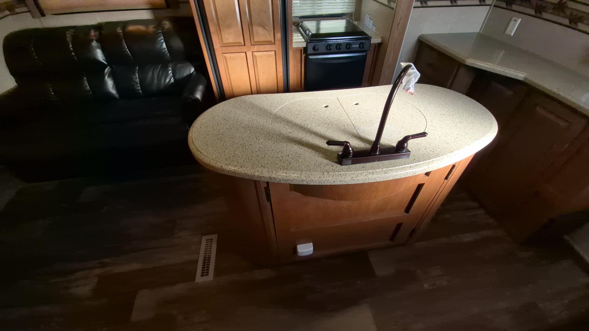 2014 SURVEYOR SVF293RLTS by FOREST RIVER - Image 18