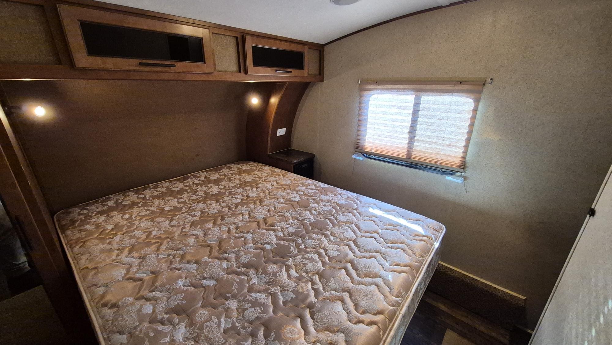 2014 SURVEYOR SVF293RLTS by FOREST RIVER - Image 24